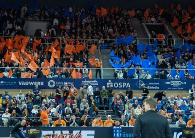 Spieltag 20240322 - Stadthalle Rostock -Choreo kleine Fahnen