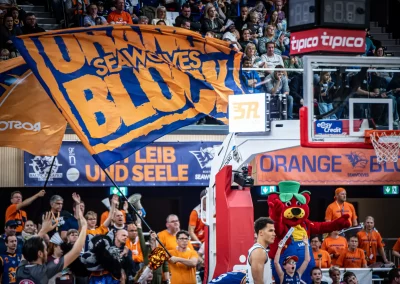 Spieltag 27.10.24 - Stadthalle Rostock - Orange Block schwenkt die Fahnen