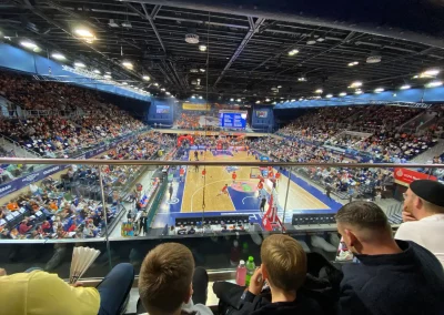 Spieltag 27.10.24 - Stadthalle Rostock - Blick aus dem Publikum auf das Spielfeld