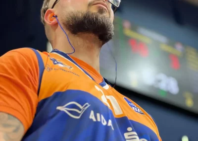 Spieltag 01.11.24 - Stadthalle Rostock - Karsten verfolgt das Spiel