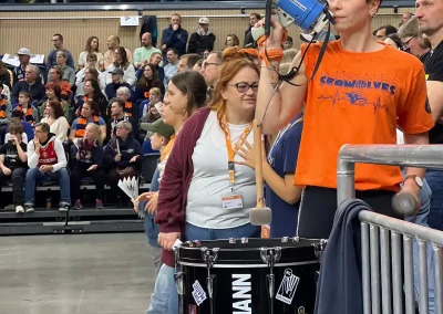 Spieltag 01.11.24 - Stadthalle Rostock - Laura trommelt und macht Stimmung am Megafon