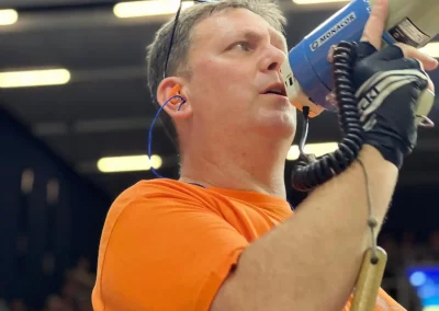 Spieltag 01.11.24 - Stadthalle Rostock - Micha macht Stimmung am Megafon